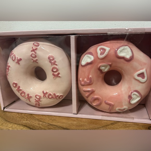 Cupcakes and Cashmere Ceramic Donuts Pink Hearts Sprinkles Valentine’s Day NEW - Picture 3 of 4